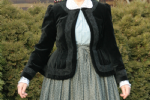 Polkajacke aus Samt mit Spitzenbesatz